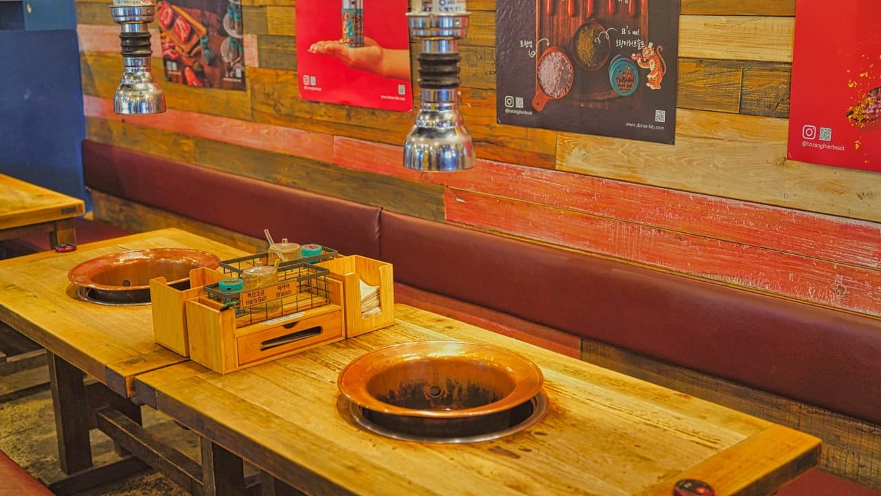 도마 홍대본점 매장 내부 — interior of Doma Hongdae Korean BBQ (구운고기 · 烤肉) restaurant in Hongdae · 2
