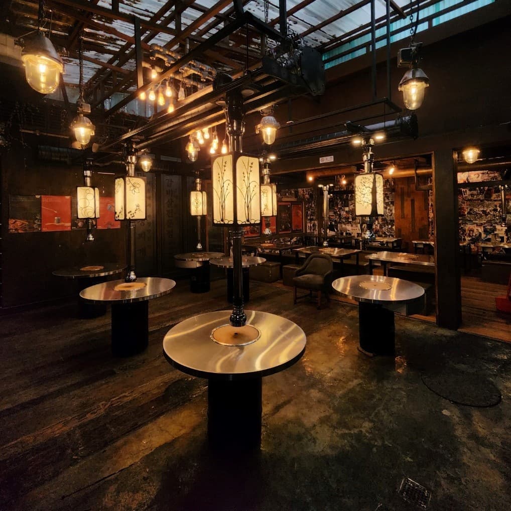 도마 홍대본점 매장 내부 — interior of Doma Hongdae Korean BBQ (구운고기 · 烤肉) restaurant in Hongdae · 1