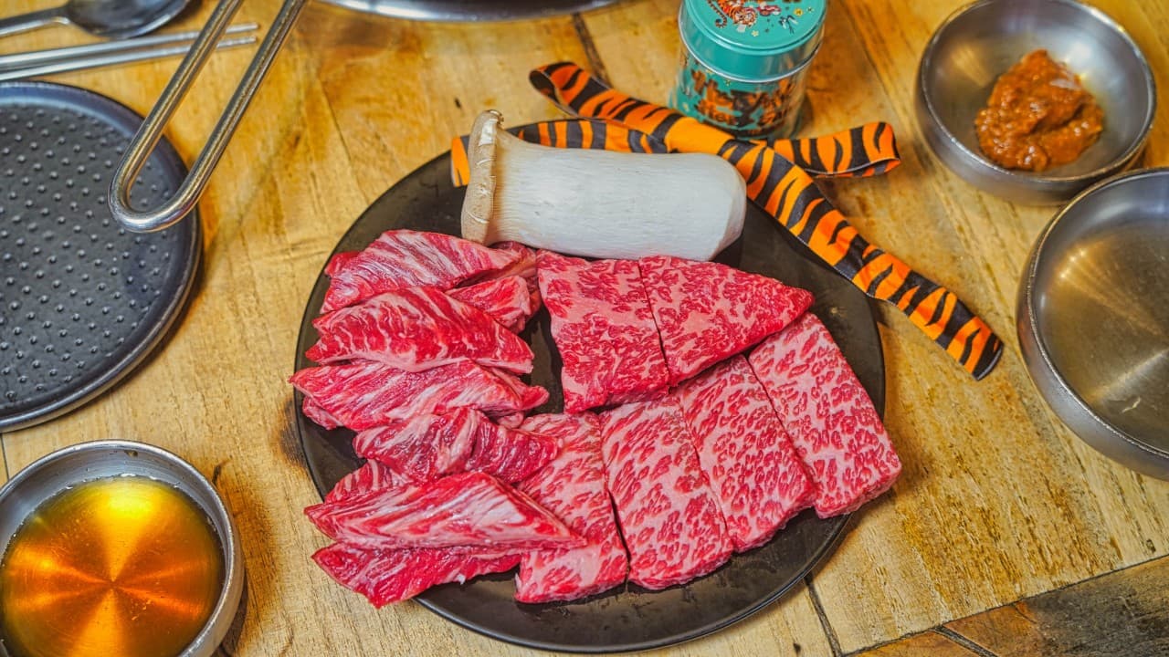 도마 홍대본점 갈비 한 점 — charcoal-grilled Korean BBQ (烤肉) at Doma Hongdae, a hand-cut hanwoo restaurant in Hongdae Seoul · 4